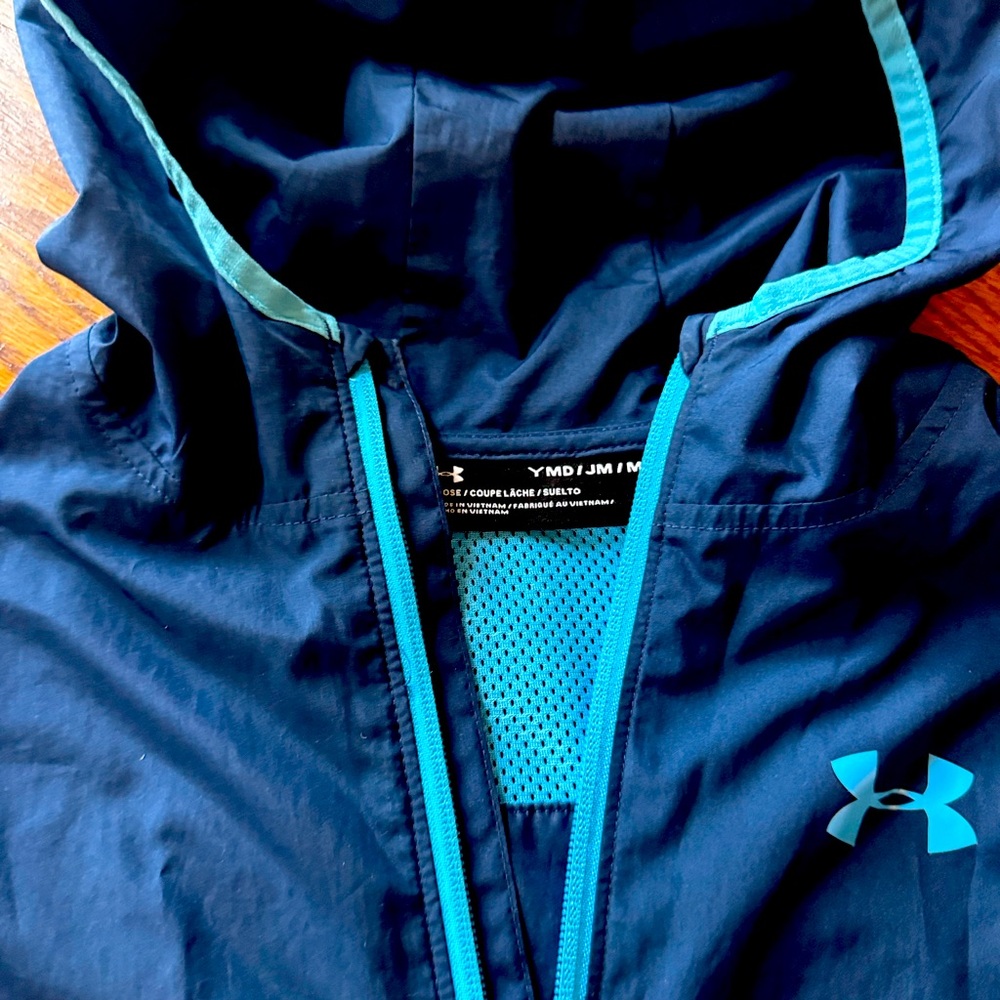 Windbreaker from Under Armour. Gently used pet free smoke free home.